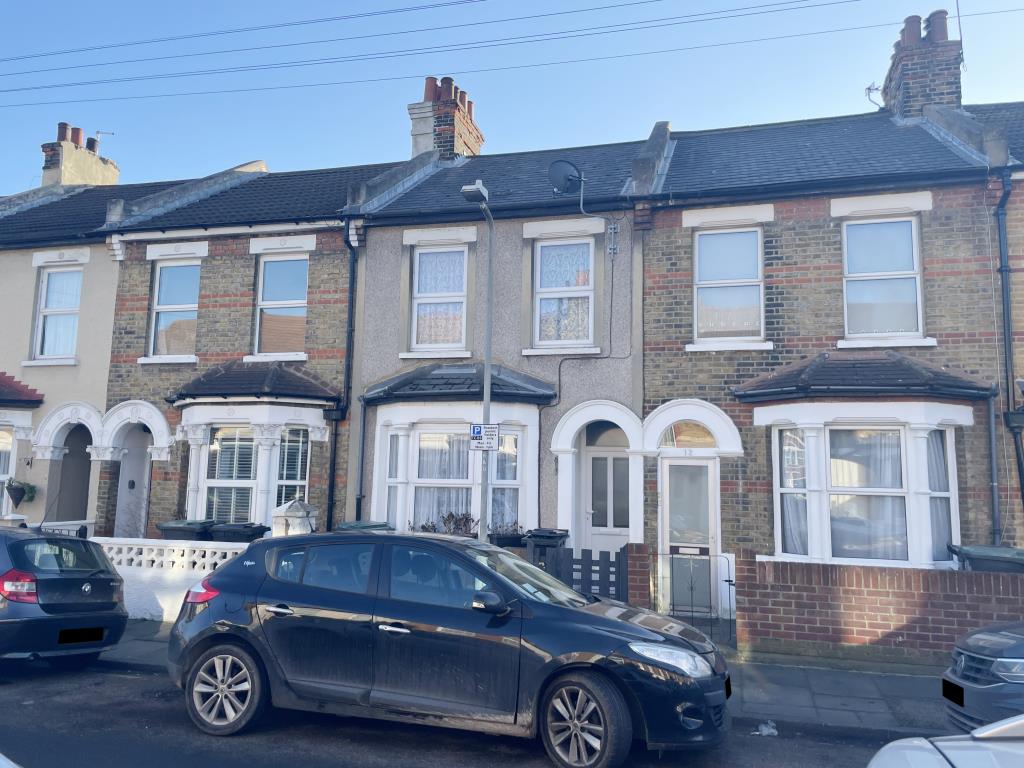 Lot: 111 - HOUSE FOR INVESTMENT - Bay fronted mid terrace house